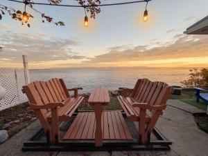 Chalet Studio #6 Waterfront with Spa, Fireplace & Wifi
