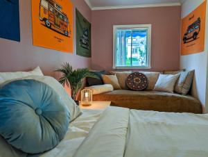 Chalet Studio #6 Waterfront with Spa, Fireplace & Wifi