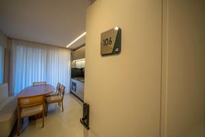 Leme 106 – Apartamento novíssimo a poucos metros do mar em Bombas.