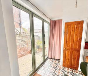 Characterful Victorian Terrace with Parking 10 min walk to the city