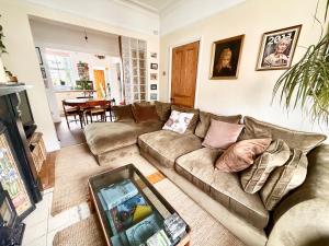 Characterful Victorian Terrace with Parking 10 min walk to the city