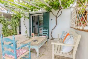 Rai's Suite Room 2 - Private Veranda & Relax