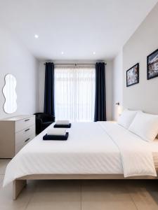 Spinola Bay 2 BR Apartment w Jacuzzi & Sea View