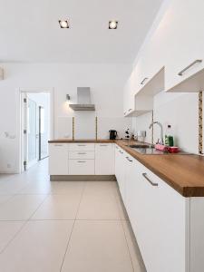 Spinola Bay 2 BR Apartment w Jacuzzi & Sea View