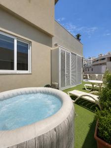 Spinola Bay 2 BR Apartment w Jacuzzi & Sea View