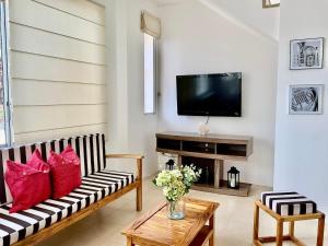 Gorgeous Beach house 3BD Pool and BBQ