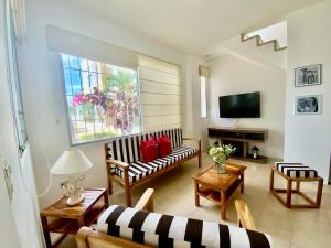 Gorgeous Beach house 3BD Pool and BBQ
