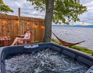 Chalet #9 Waterfront with Spa, Fireplace Wifi & AC