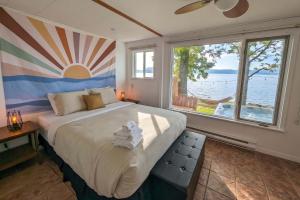 Chalet #9 Waterfront with Spa, Fireplace Wifi & AC