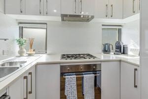 Sleeps 4 - 2 bed 2 bath - Restful Suburban Stay