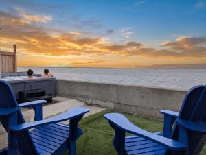Chalet #11 Waterfront with Spa, Wifi & AC