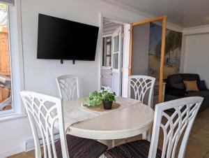 Chalet #11 Waterfront with Spa, Wifi & AC