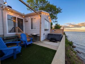 Chalet #11 Waterfront with Spa, Wifi & AC