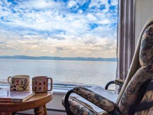 Chalet #11 Waterfront with Spa, Wifi & AC