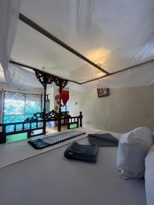 Sazani Beach Lodge and Tidal Lounge