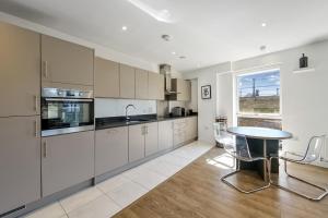 Canary Haven Elegant 3-Bedroom Apartment