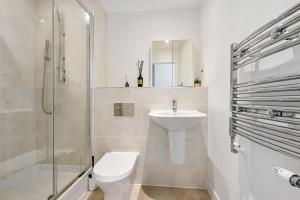 Canary Haven Elegant 3-Bedroom Apartment