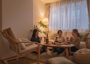 SHIKA HOME Yokohama Chinatown King Bed Projector PS4 Kitchen Washer