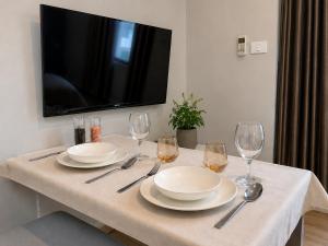Modern 1BR Condo Bangtao Pool,Gym, Wifi Walk to Shops and Beach