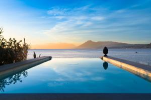 Design house with pool & direct access to the sea