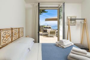 Design house with pool & direct access to the sea