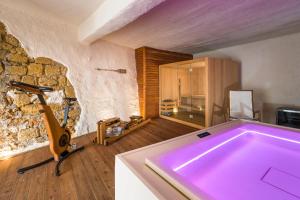 Design house with pool & direct access to the sea