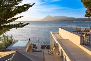Design house with pool & direct access to the sea