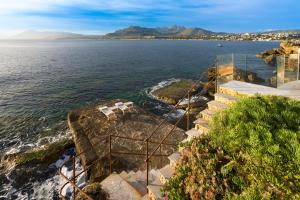 Design house with pool & direct access to the sea