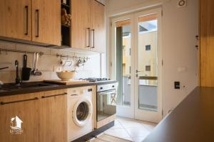 Modern & Bright Apartment - 100m from the Beach