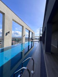 Skhomed,Modern Apartment with City Views
