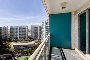 StayHere 2BR Beach Tropical City Getaway Azure