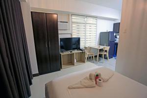 Modern Stylish Condo in McKinley WiFi