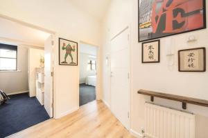 Modern London Haven Steps from Tobacco Dock