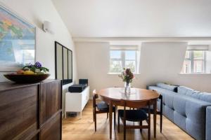 Modern London Haven Steps from Tobacco Dock
