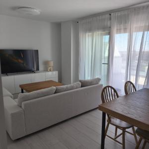 Atico luminoso con gran terraza-Estepona