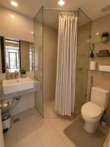 Scenic & Elevated 2 Bedroom Apartment in the City