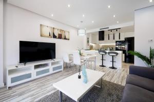 MARBELLA BANUS SUITES - Newly Renovated Premium 2BR-2BA Apartment - Steps to the Beach & El Corte Ing Luxury Shoop - Balcony with Pool Views - Prime Puerto Banús Location - Ideal for Families - Marina Banús IV Complex