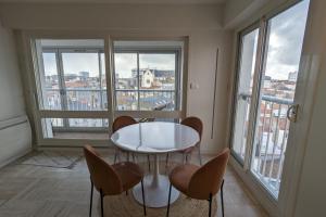 Loving cocoon with furnished balcony