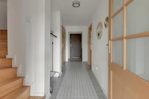 Dom z ogrodem by Grand Apartments