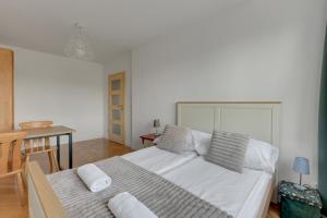 Dom z ogrodem by Grand Apartments