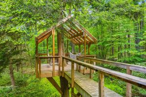 Creekside Chalet with Hot Tub Tree House & Woods