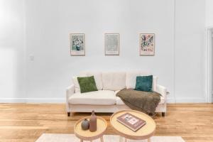 Charm 2Bd in Upper East Side with Backyard