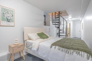 Charm 2Bd in Upper East Side with Backyard