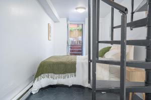 Charm 2Bd in Upper East Side with Backyard