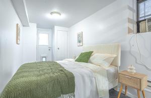 Charm 2Bd in Upper East Side with Backyard