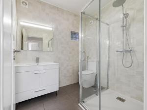 Central & Sunny 2BR Apt Near Beach, By TimeCooler