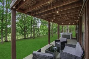 Modern Woodland Retreat Hot Tub Sleeps 8