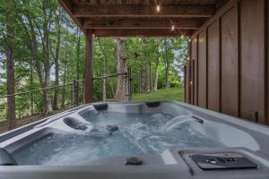 Modern Woodland Retreat Hot Tub Sleeps 8