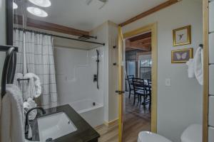 Modern Woodland Retreat Hot Tub Sleeps 8
