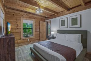 Modern Woodland Retreat Hot Tub Sleeps 8